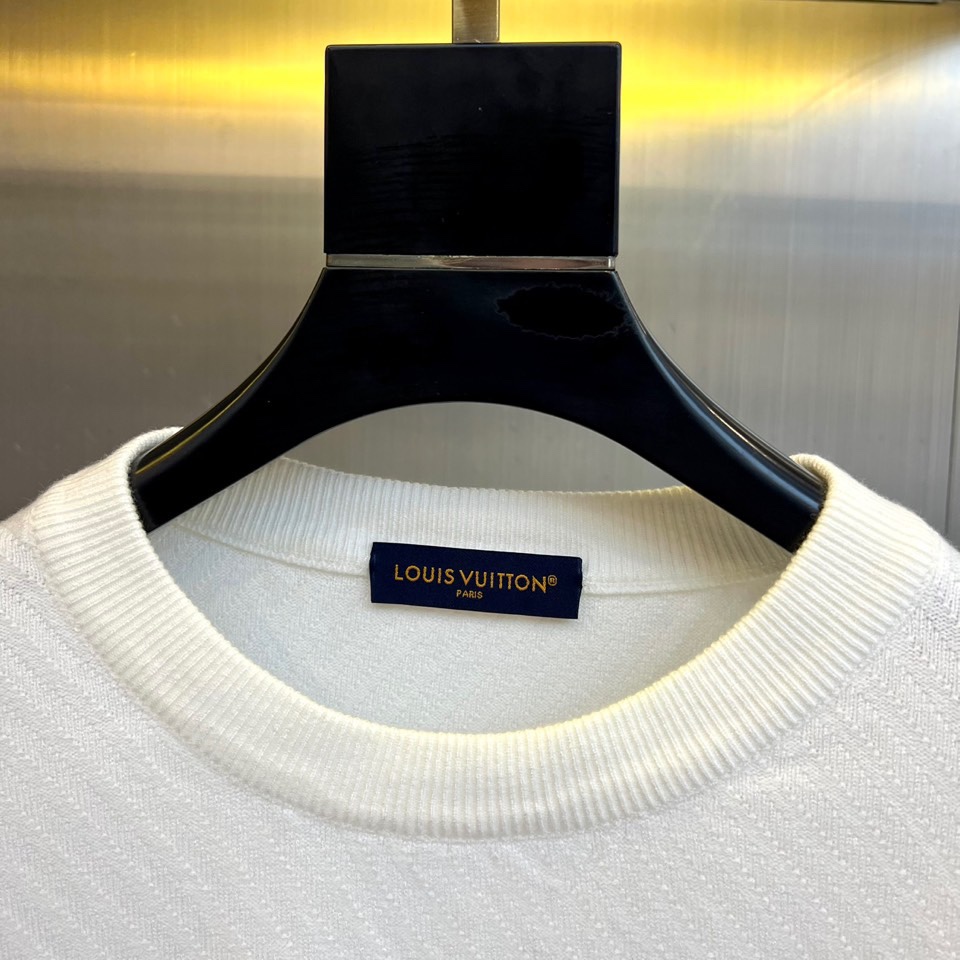 1v威登、2025秋冬新品圆领针织衫，以极简设计诠释法式优雅美学。款式采用经典圆领长袖设计，左胸点缀标志