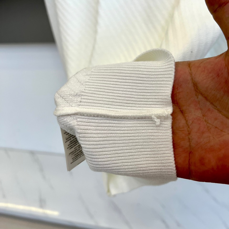 1v威登、2025秋冬新品圆领针织衫，以极简设计诠释法式优雅美学。款式采用经典圆领长袖设计，左胸点缀标志