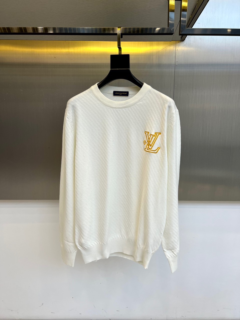 1v威登、2025秋冬新品圆领针织衫，以极简设计诠释法式优雅美学。款式采用经典圆领长袖设计，左胸点缀标志