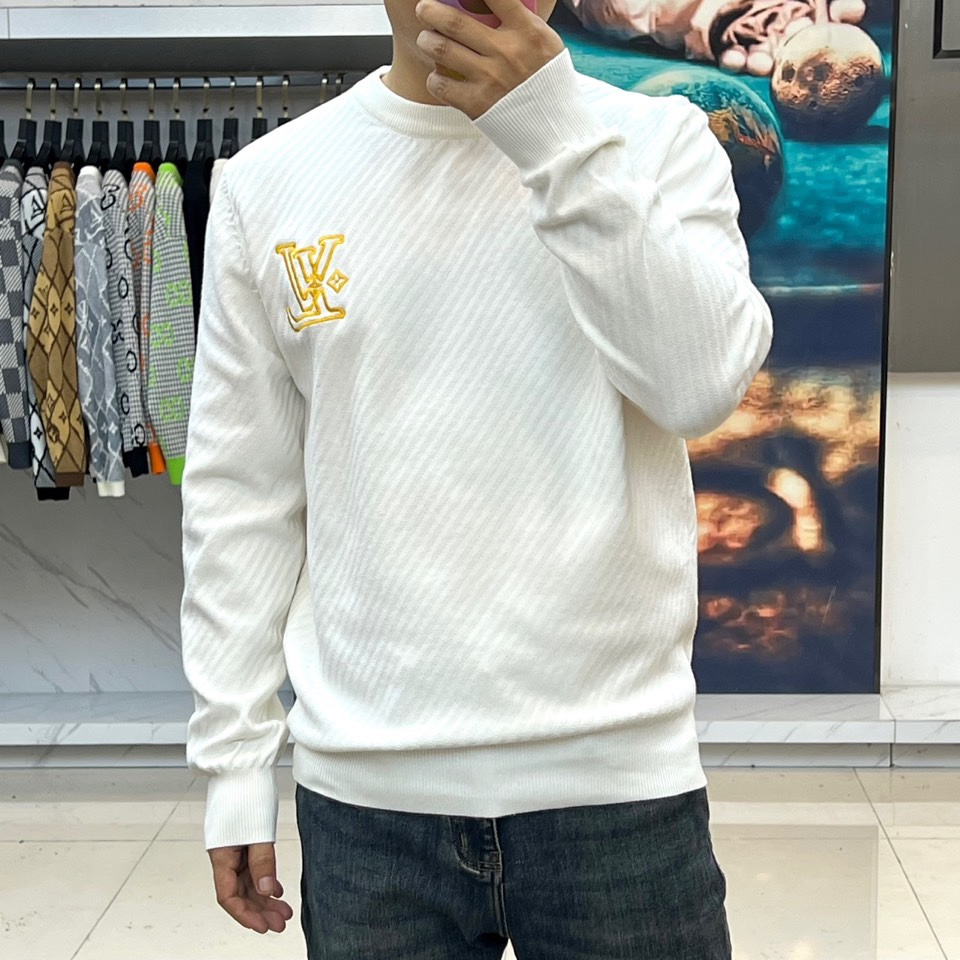 1v威登、2025秋冬新品圆领针织衫，以极简设计诠释法式优雅美学。款式采用经典圆领长袖设计，左胸点缀标志
