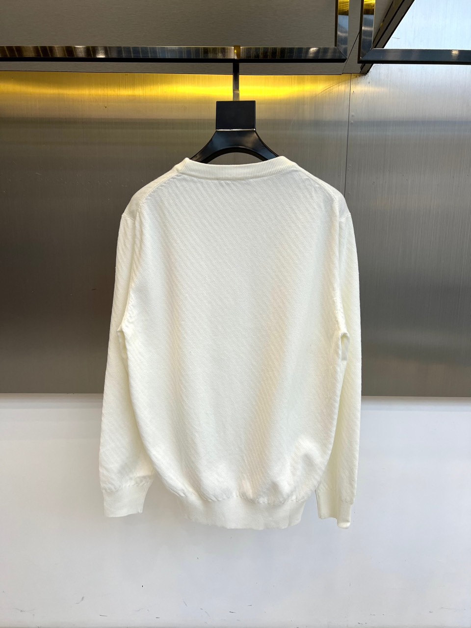 1v威登、2025秋冬新品圆领针织衫，以极简设计诠释法式优雅美学。款式采用经典圆领长袖设计，左胸点缀标志