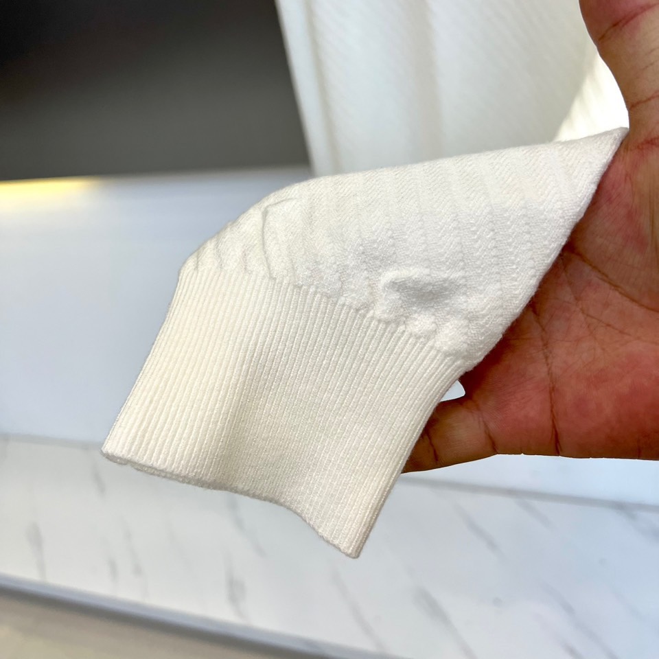 1v威登、2025秋冬新品圆领针织衫，以极简设计诠释法式优雅美学。款式采用经典圆领长袖设计，左胸点缀标志