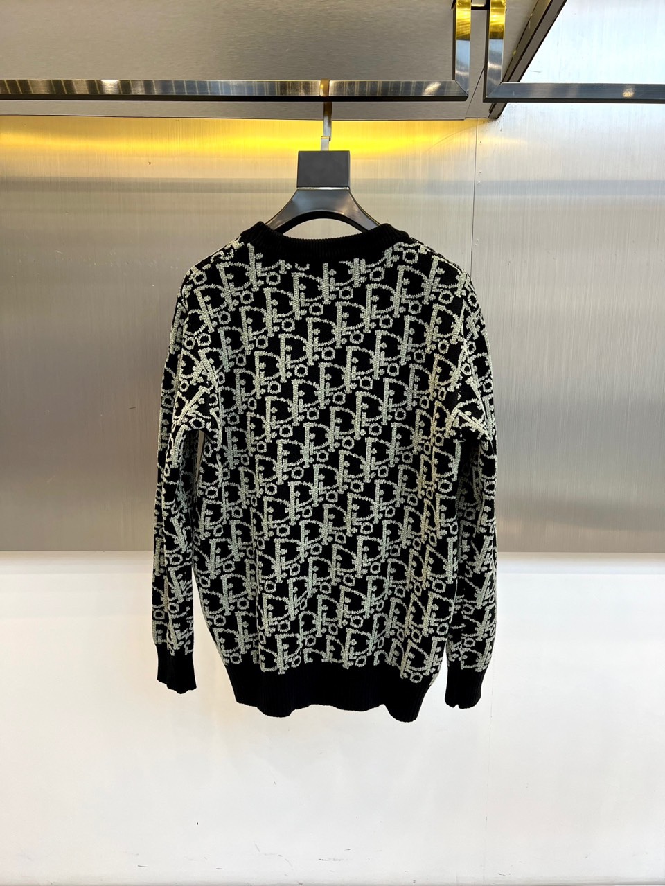 Dio迪奥、2025秋冬新品DIOR字母提花针织衫，这款圆领针织衫采用宽松版型设计，衣身满铺品牌经典字母