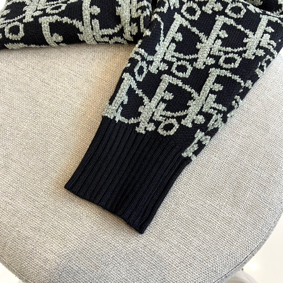 Dio迪奥、2025秋冬新品DIOR字母提花针织衫，这款圆领针织衫采用宽松版型设计，衣身满铺品牌经典字母