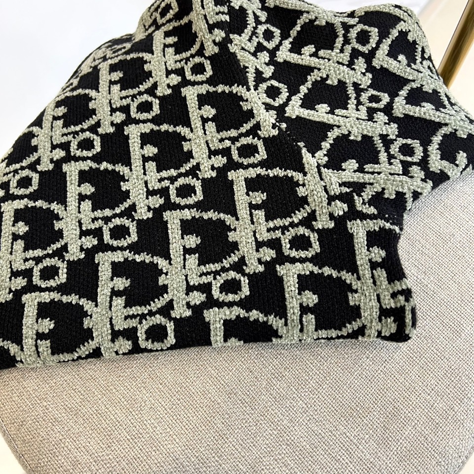 Dio迪奥、2025秋冬新品DIOR字母提花针织衫，这款圆领针织衫采用宽松版型设计，衣身满铺品牌经典字母