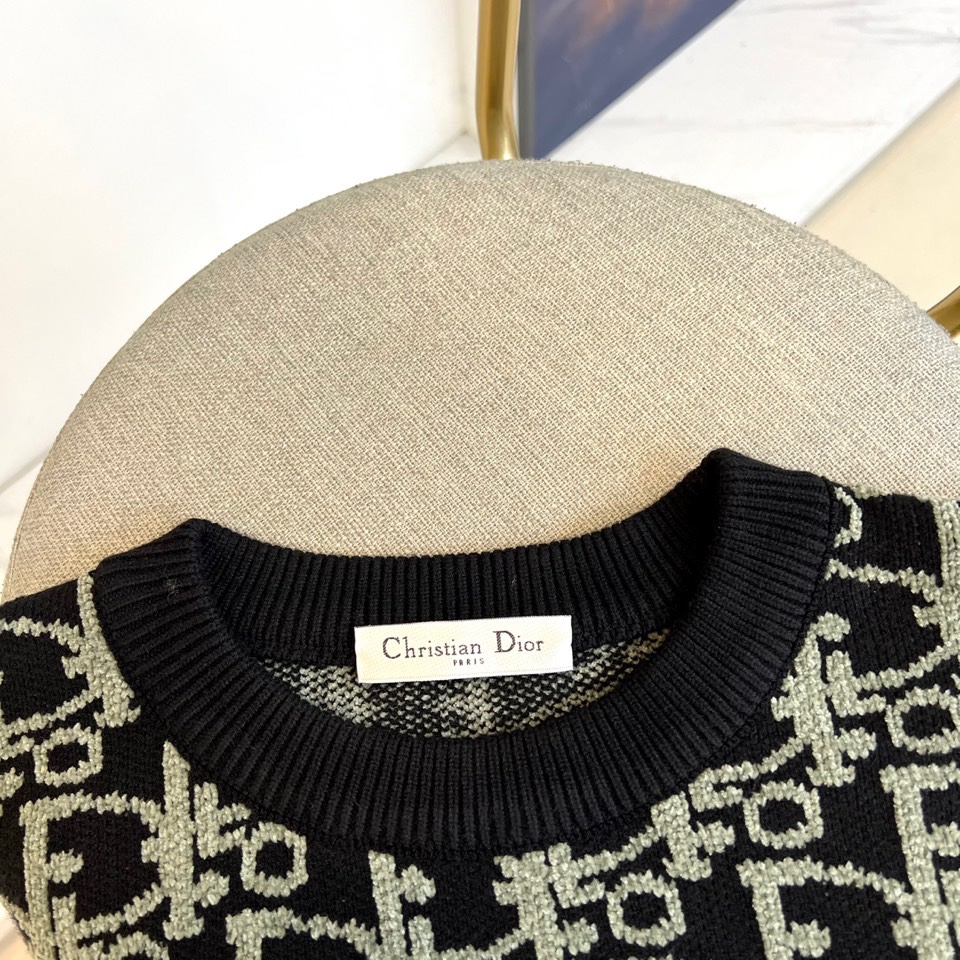 Dio迪奥、2025秋冬新品DIOR字母提花针织衫，这款圆领针织衫采用宽松版型设计，衣身满铺品牌经典字母