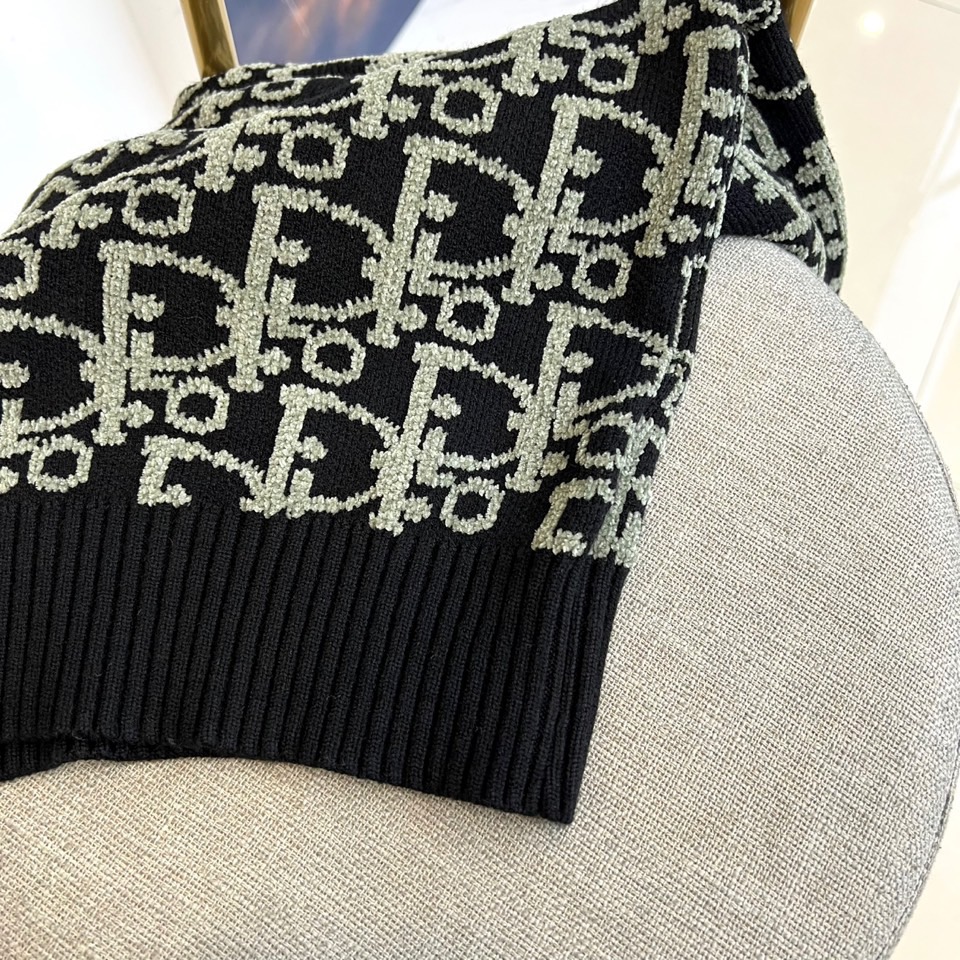 Dio迪奥、2025秋冬新品DIOR字母提花针织衫，这款圆领针织衫采用宽松版型设计，衣身满铺品牌经典字母