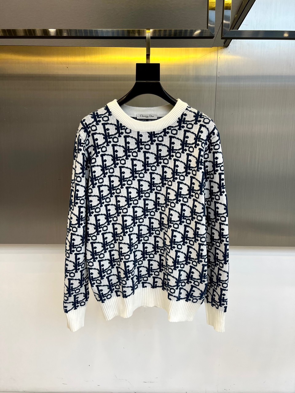 Dio迪奥、2025秋冬新品DIOR字母提花针织衫，这款圆领针织衫采用宽松版型设计，衣身满铺品牌经典字母