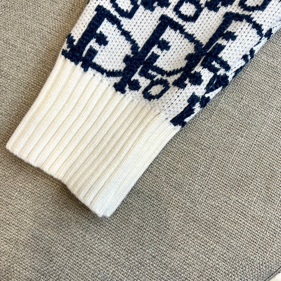 Dio迪奥、2025秋冬新品DIOR字母提花针织衫，这款圆领针织衫采用宽松版型设计，衣身满铺品牌经典字母