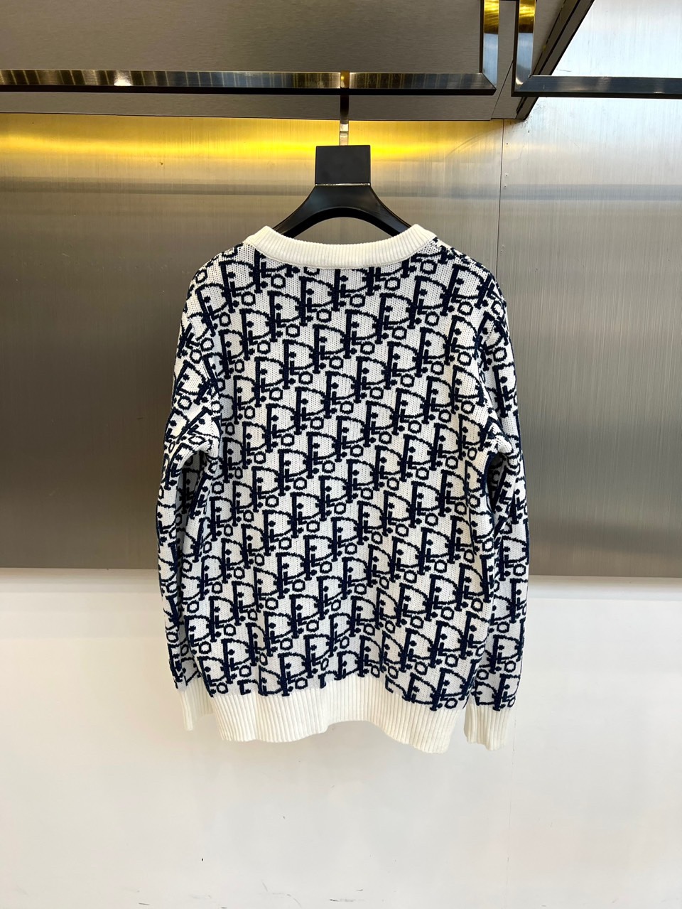 Dio迪奥、2025秋冬新品DIOR字母提花针织衫，这款圆领针织衫采用宽松版型设计，衣身满铺品牌经典字母