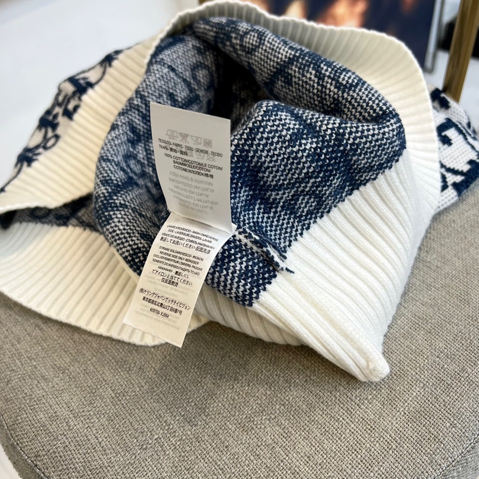 Dio迪奥、2025秋冬新品DIOR字母提花针织衫，这款圆领针织衫采用宽松版型设计，衣身满铺品牌经典字母