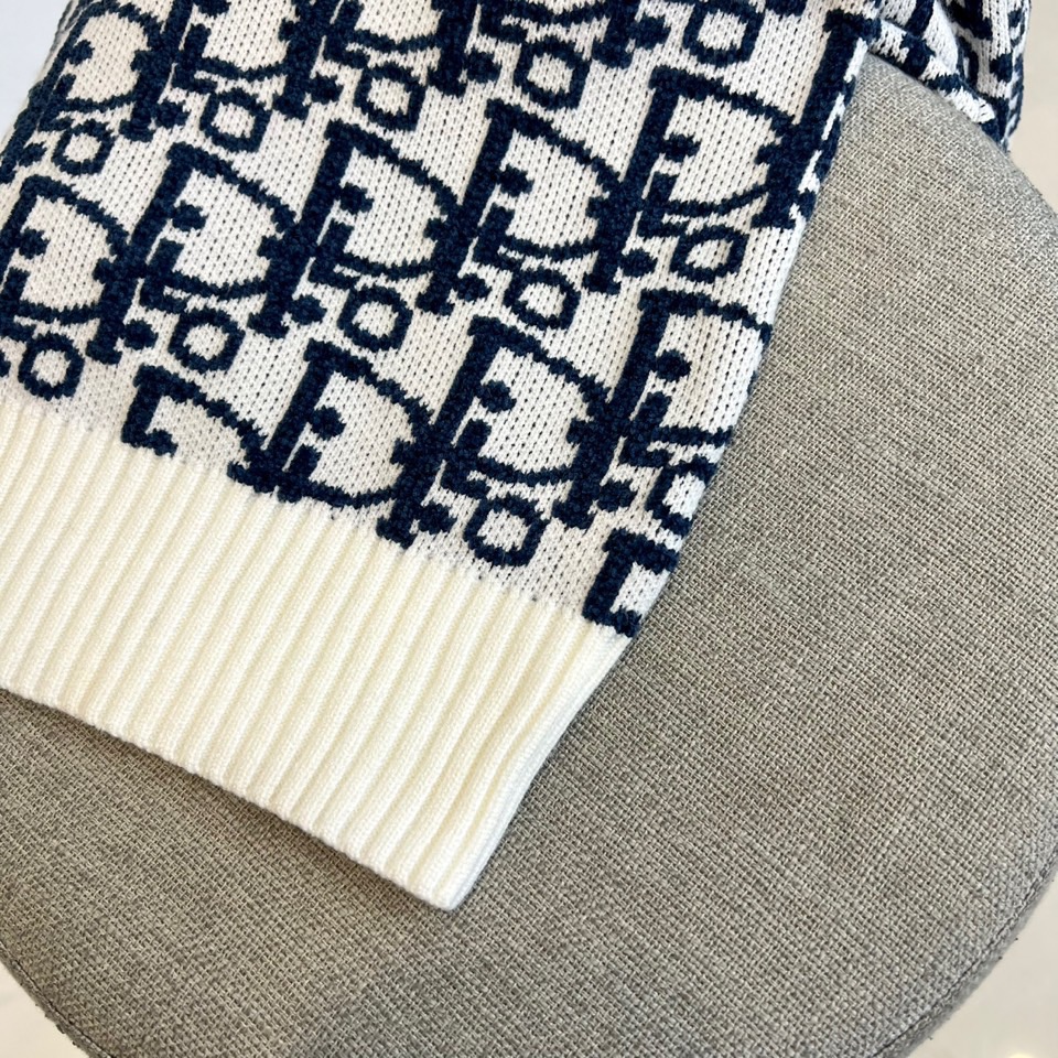 Dio迪奥、2025秋冬新品DIOR字母提花针织衫，这款圆领针织衫采用宽松版型设计，衣身满铺品牌经典字母