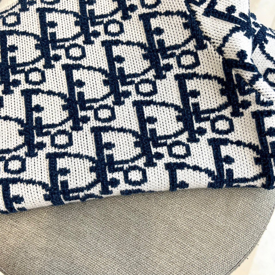 Dio迪奥、2025秋冬新品DIOR字母提花针织衫，这款圆领针织衫采用宽松版型设计，衣身满铺品牌经典字母