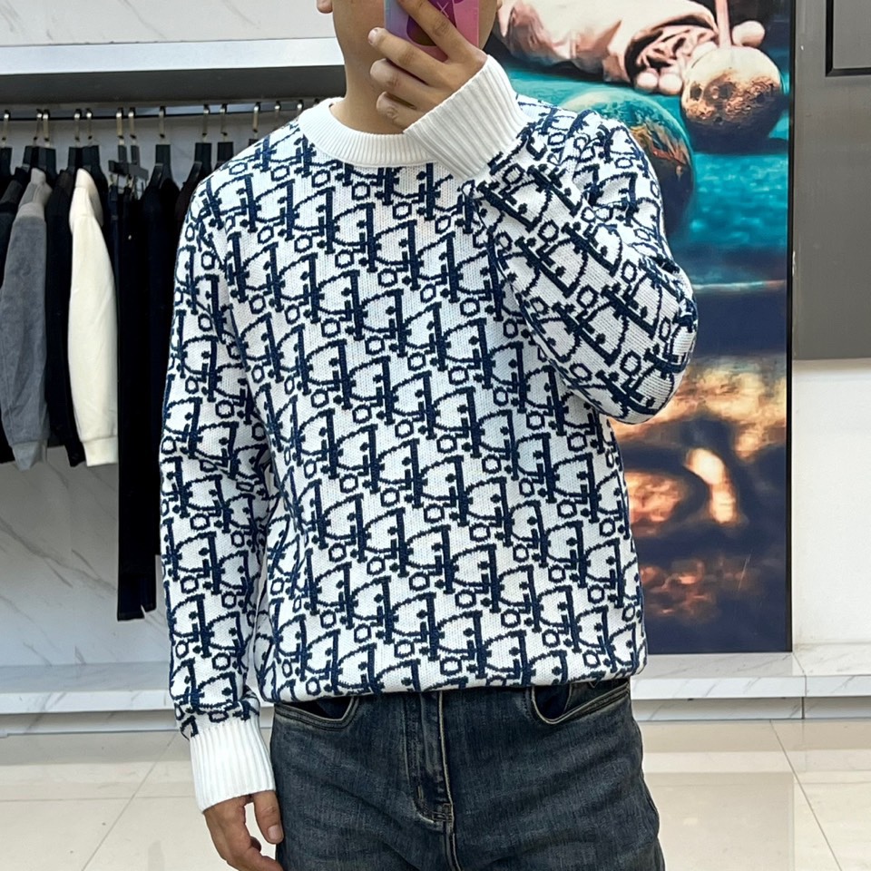 Dio迪奥、2025秋冬新品DIOR字母提花针织衫，这款圆领针织衫采用宽松版型设计，衣身满铺品牌经典字母