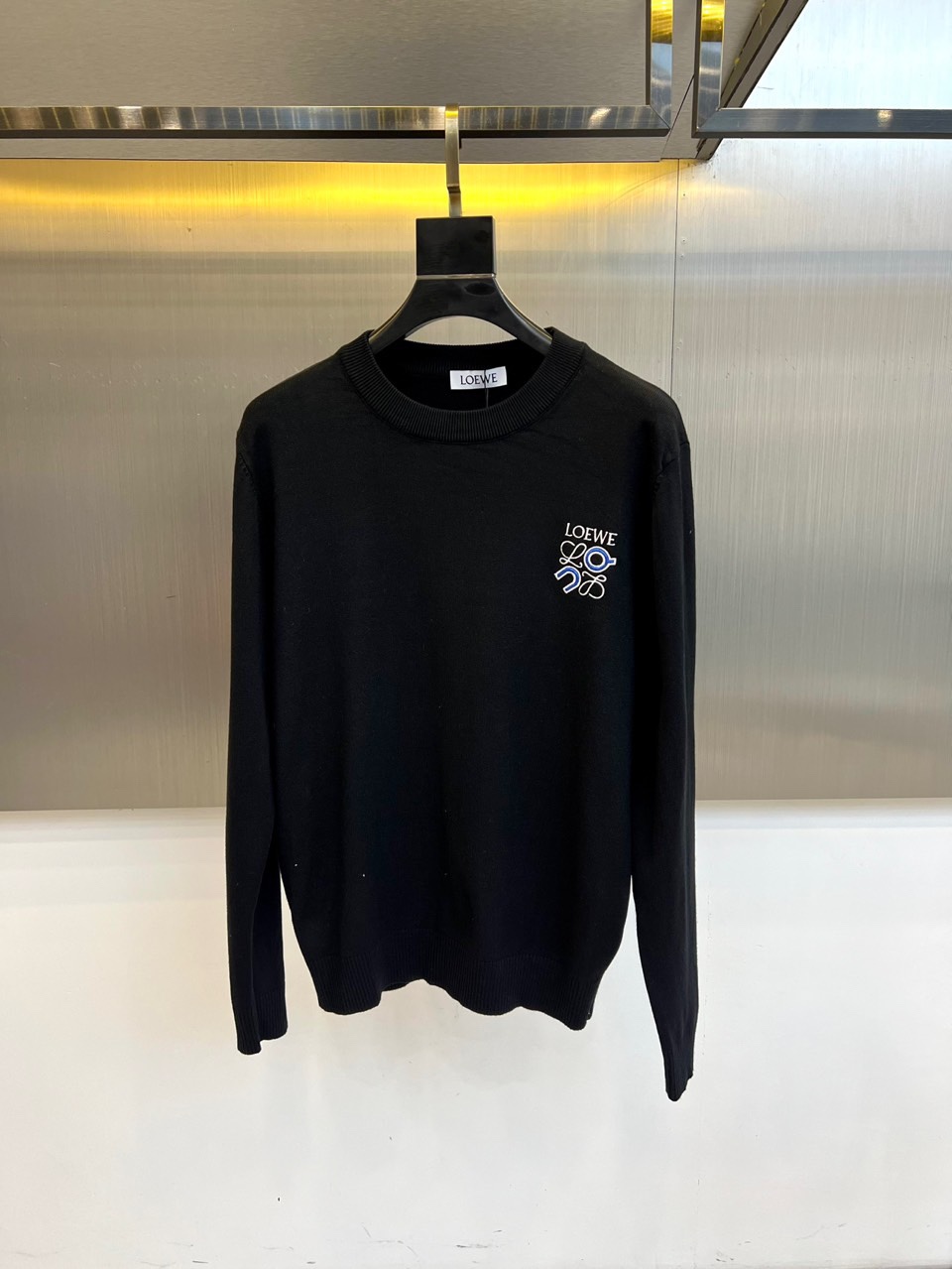 LOEWE罗意威、2025秋冬新品美学针织衫，圆领针织衫采用高品质羊毛混纺材质，左胸饰有品牌标志性Ana