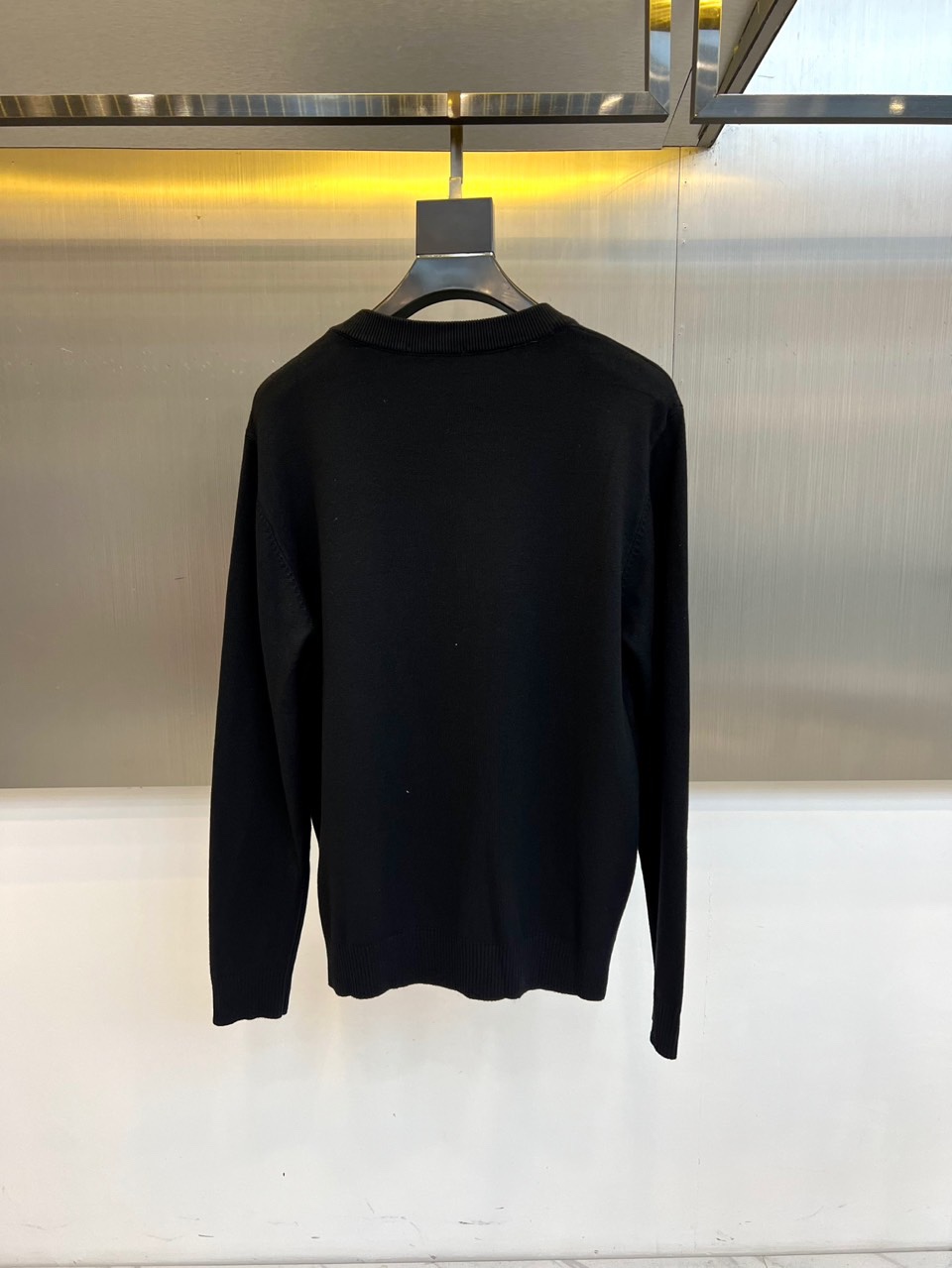 LOEWE罗意威、2025秋冬新品美学针织衫，圆领针织衫采用高品质羊毛混纺材质，左胸饰有品牌标志性Ana