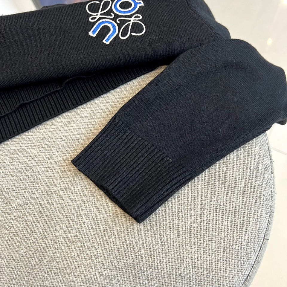 LOEWE罗意威、2025秋冬新品美学针织衫，圆领针织衫采用高品质羊毛混纺材质，左胸饰有品牌标志性Ana