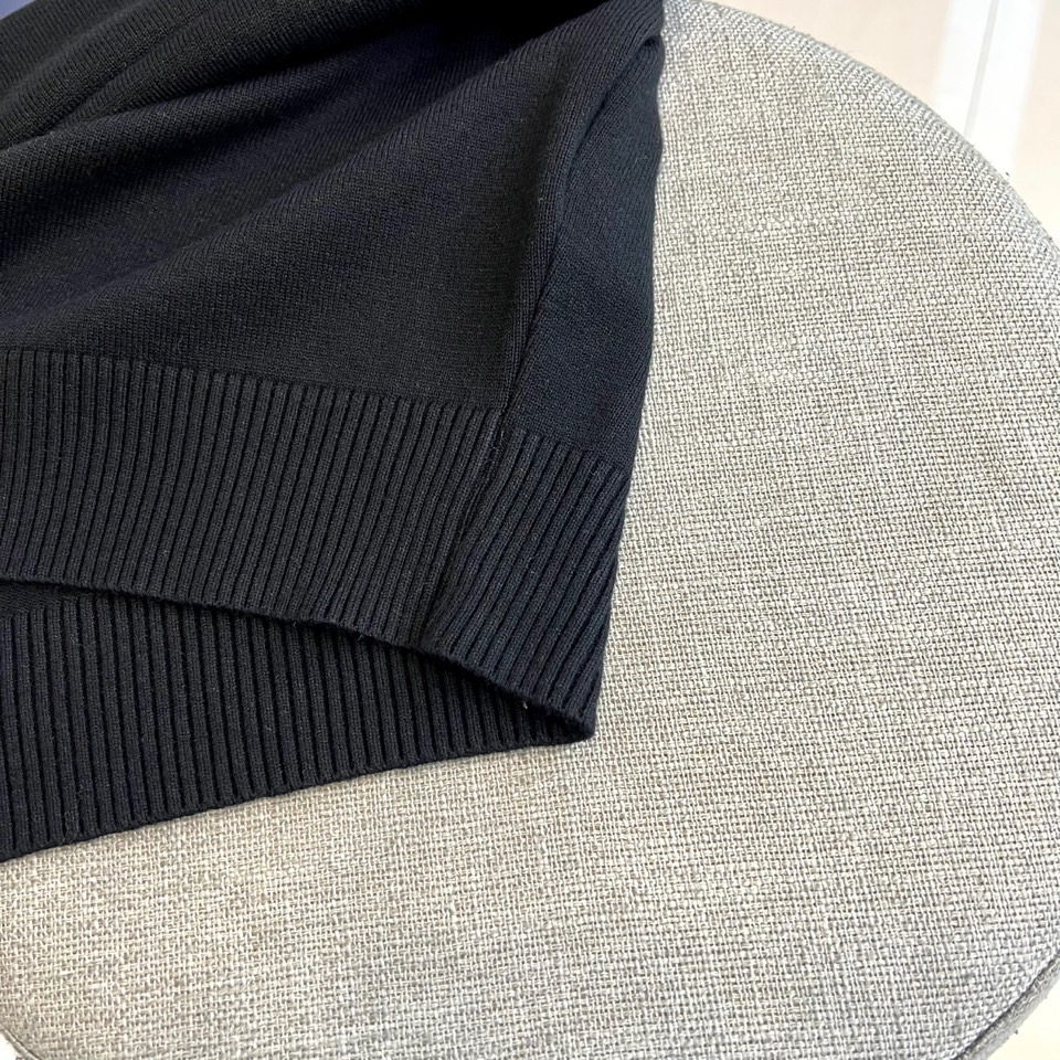 LOEWE罗意威、2025秋冬新品美学针织衫，圆领针织衫采用高品质羊毛混纺材质，左胸饰有品牌标志性Ana