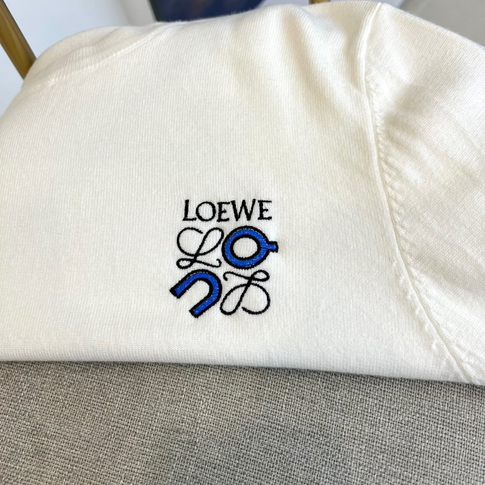 LOEWE罗意威、2025秋冬新品美学针织衫，圆领针织衫采用高品质羊毛混纺材质，左胸饰有品牌标志性Ana
