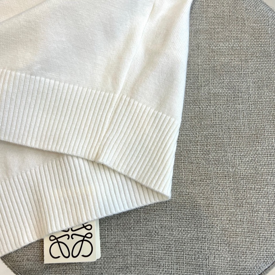 LOEWE罗意威、2025秋冬新品美学针织衫，圆领针织衫采用高品质羊毛混纺材质，左胸饰有品牌标志性Ana