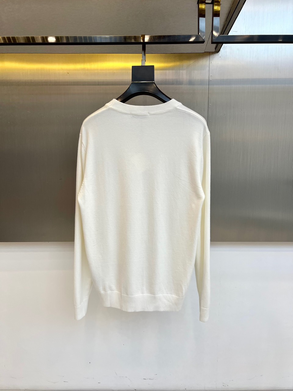 LOEWE罗意威、2025秋冬新品美学针织衫，圆领针织衫采用高品质羊毛混纺材质，左胸饰有品牌标志性Ana