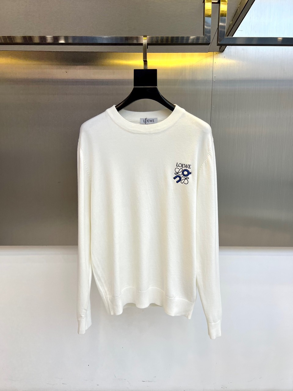 LOEWE罗意威、2025秋冬新品美学针织衫，圆领针织衫采用高品质羊毛混纺材质，左胸饰有品牌标志性Ana