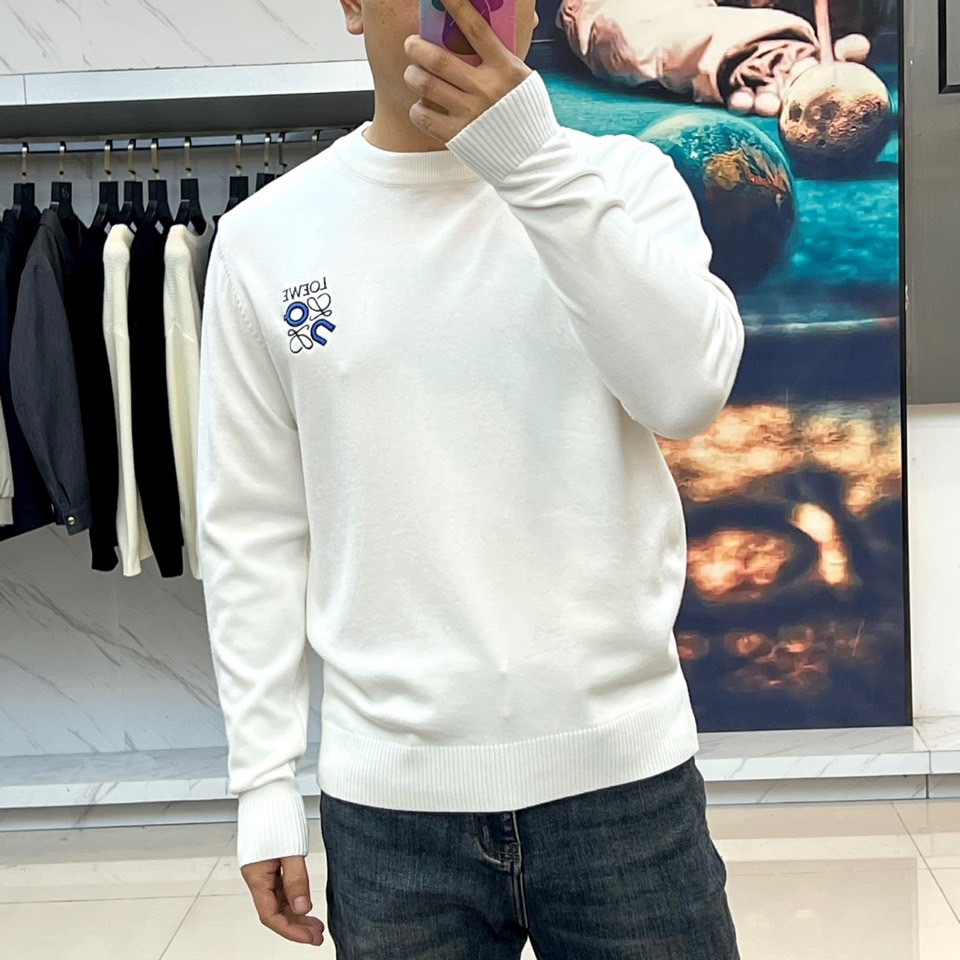 LOEWE罗意威、2025秋冬新品美学针织衫，圆领针织衫采用高品质羊毛混纺材质，左胸饰有品牌标志性Ana