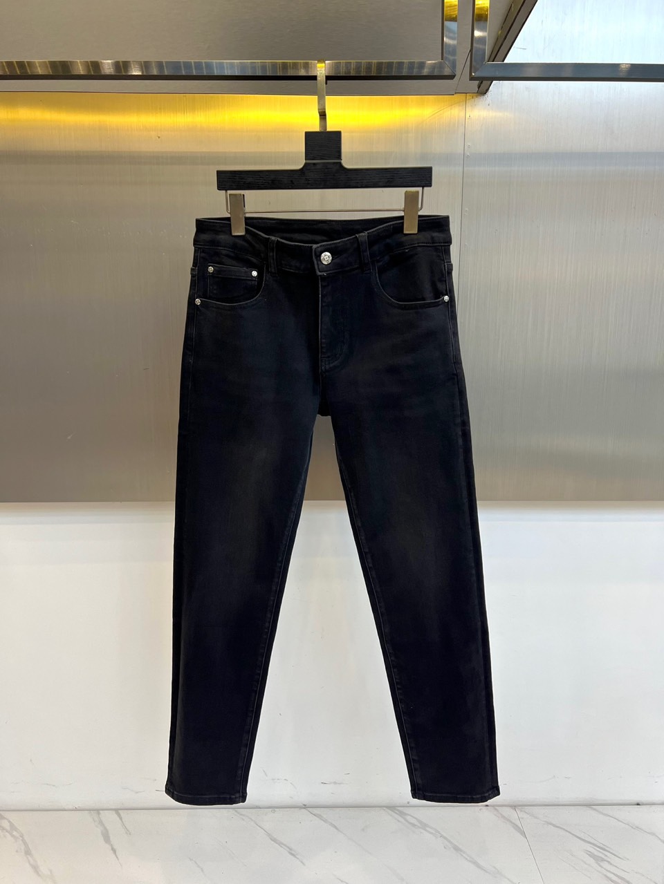 1v威登、2025秋冬新品男士牛仔裤，以经典黑色为基调，通过创新面料工艺展现现代奢华风尚。这款牛仔裤采用