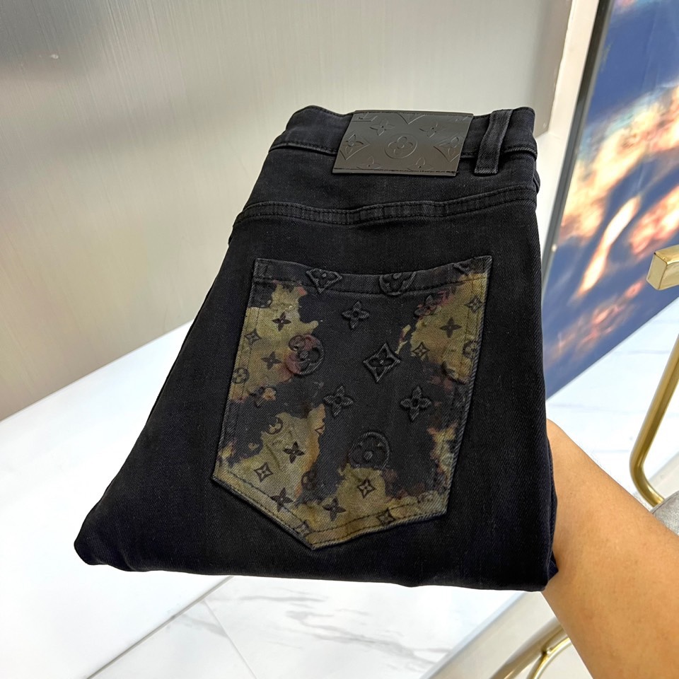 1v威登、2025秋冬新品男士牛仔裤，以经典黑色为基调，通过创新面料工艺展现现代奢华风尚。这款牛仔裤采用