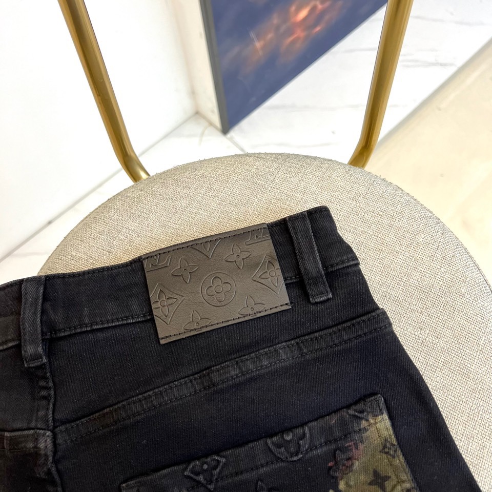 1v威登、2025秋冬新品男士牛仔裤，以经典黑色为基调，通过创新面料工艺展现现代奢华风尚。这款牛仔裤采用