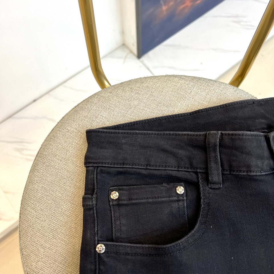 1v威登、2025秋冬新品男士牛仔裤，以经典黑色为基调，通过创新面料工艺展现现代奢华风尚。这款牛仔裤采用