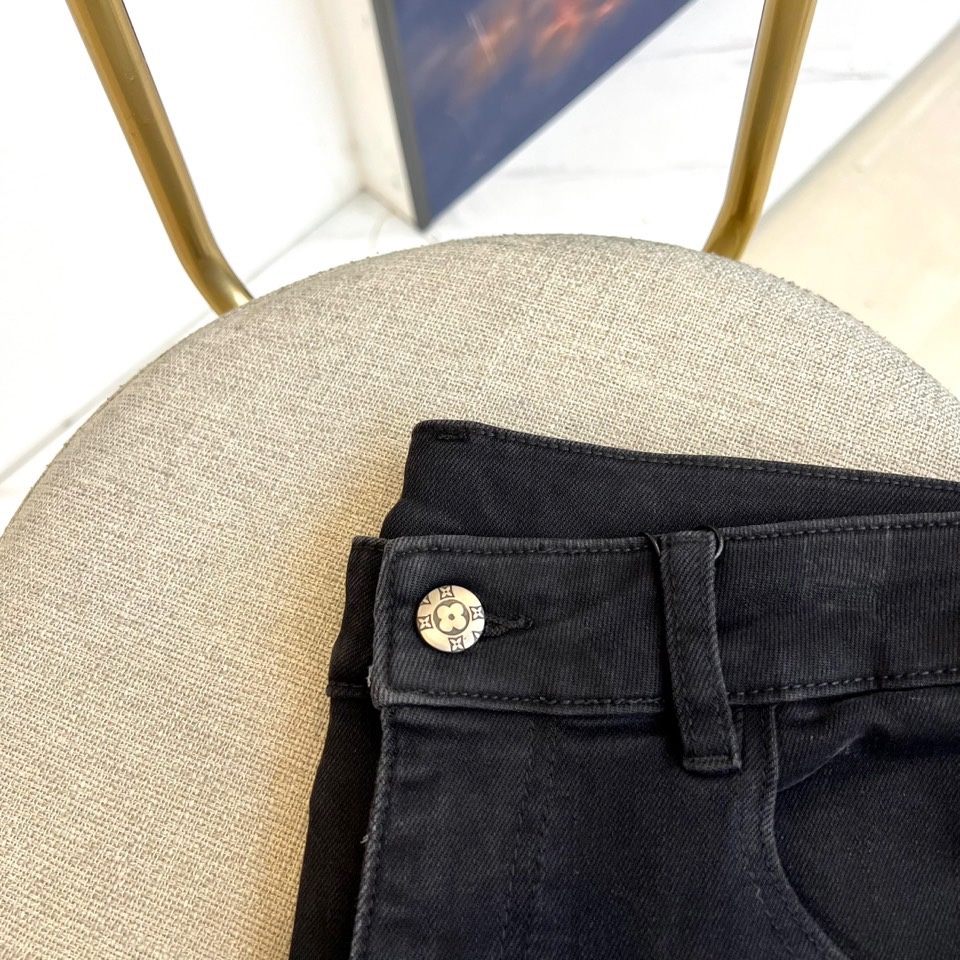 1v威登、2025秋冬新品男士牛仔裤，以经典黑色为基调，通过创新面料工艺展现现代奢华风尚。这款牛仔裤采用