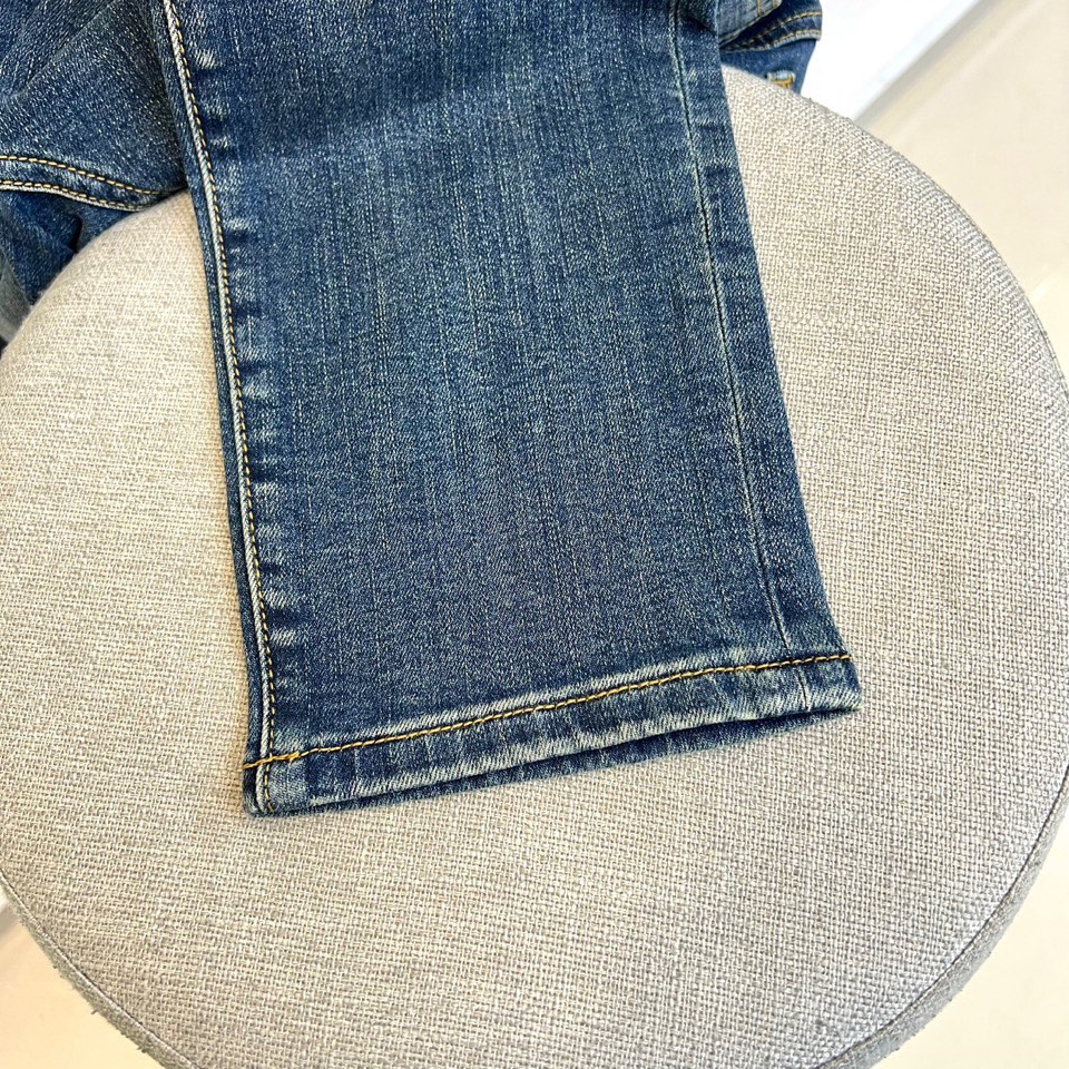 VT华伦天奴、2025秋冬新品深蓝色牛仔裤，以经典丹宁重塑现代奢华美学。后袋上方装饰标志性棕色菱格纹皮革