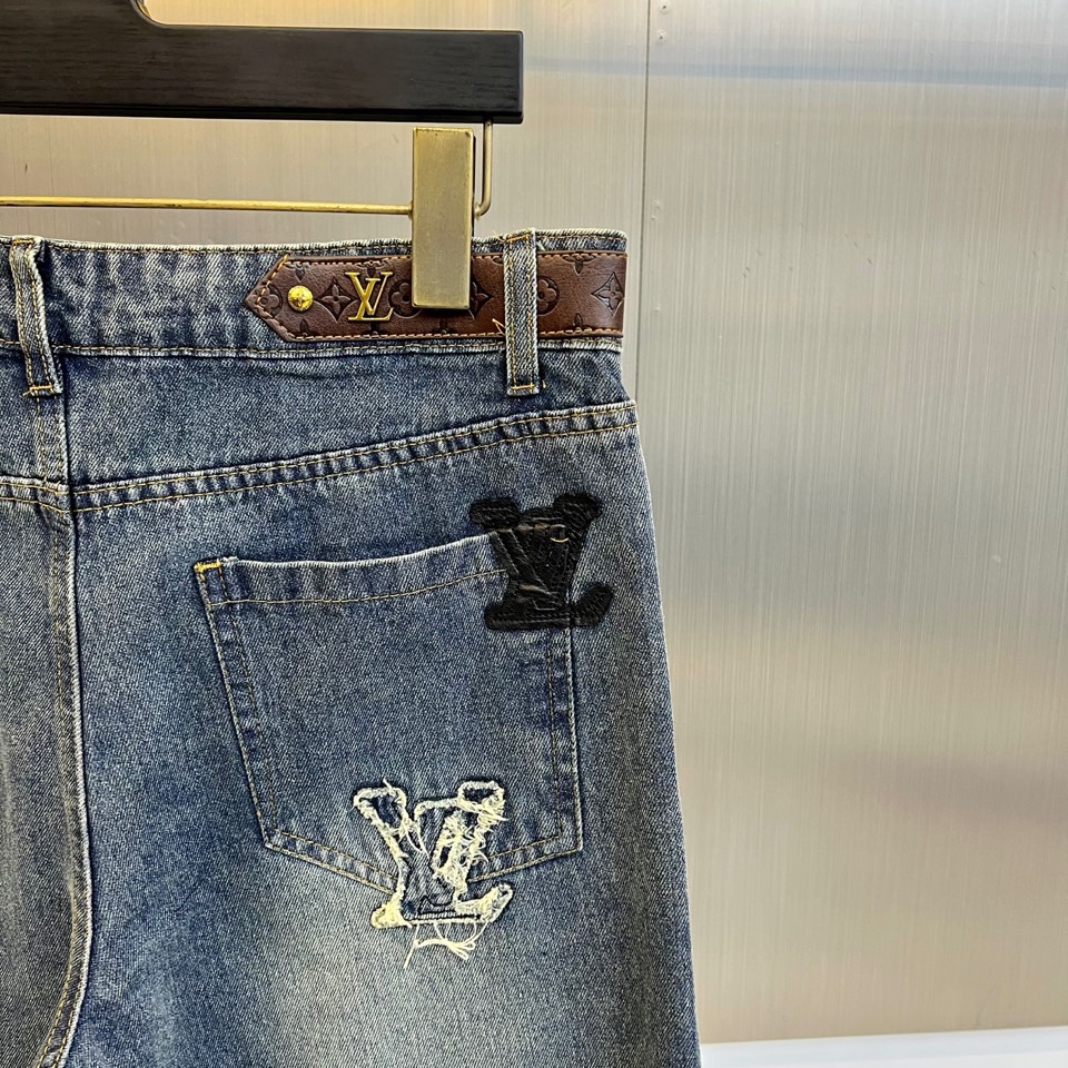 1v威登、2025秋冬新品牛仔裤，以经典深蓝色丹宁面料打造宽松直筒廓形，展现出复古与现代感的完美平衡。裤