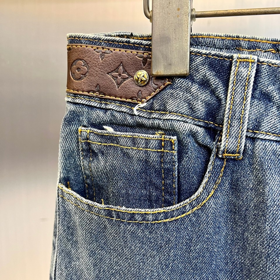 1v威登、2025秋冬新品牛仔裤，以经典深蓝色丹宁面料打造宽松直筒廓形，展现出复古与现代感的完美平衡。裤