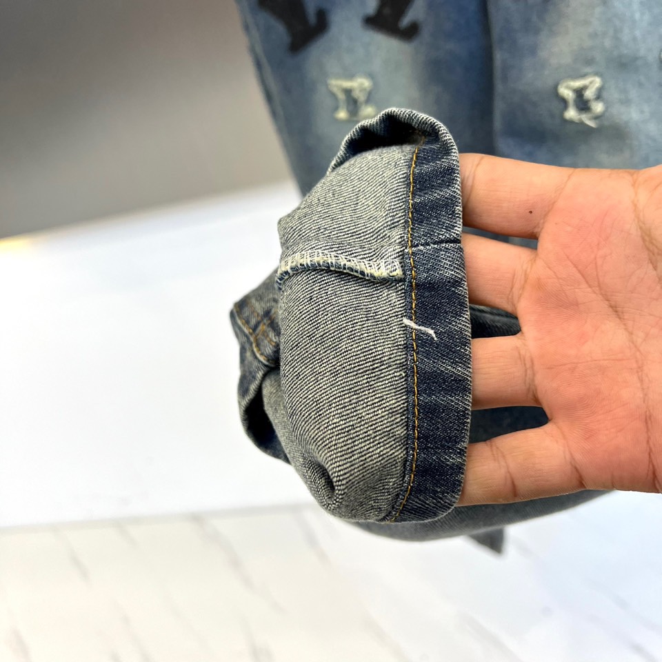 1v威登、2025秋冬新品牛仔裤，以经典深蓝色丹宁面料打造宽松直筒廓形，展现出复古与现代感的完美平衡。裤