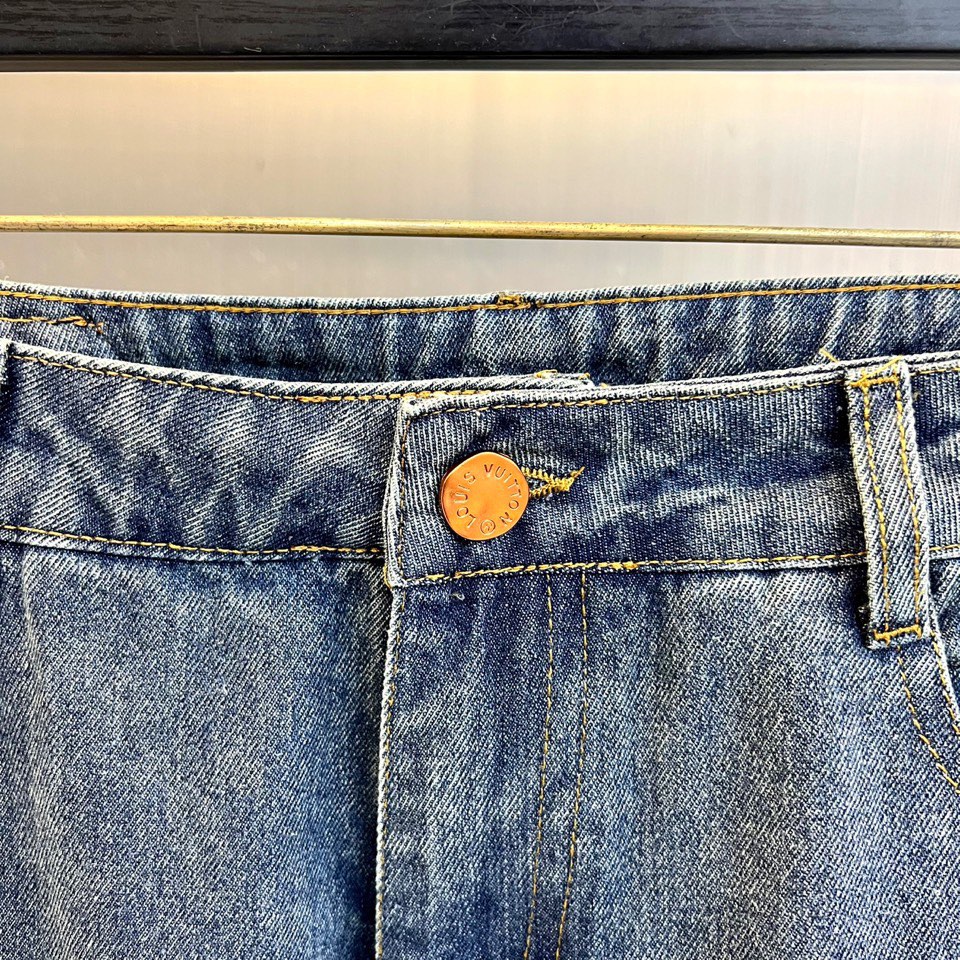 1v威登、2025秋冬新品牛仔裤，以经典深蓝色丹宁面料打造宽松直筒廓形，展现出复古与现代感的完美平衡。裤