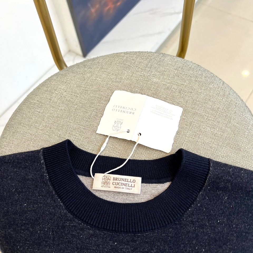 Brunello Cucinelli-BC、2025秋冬新品时尚拼色毛衣，这款深棕色圆领毛衣采用宽松版型