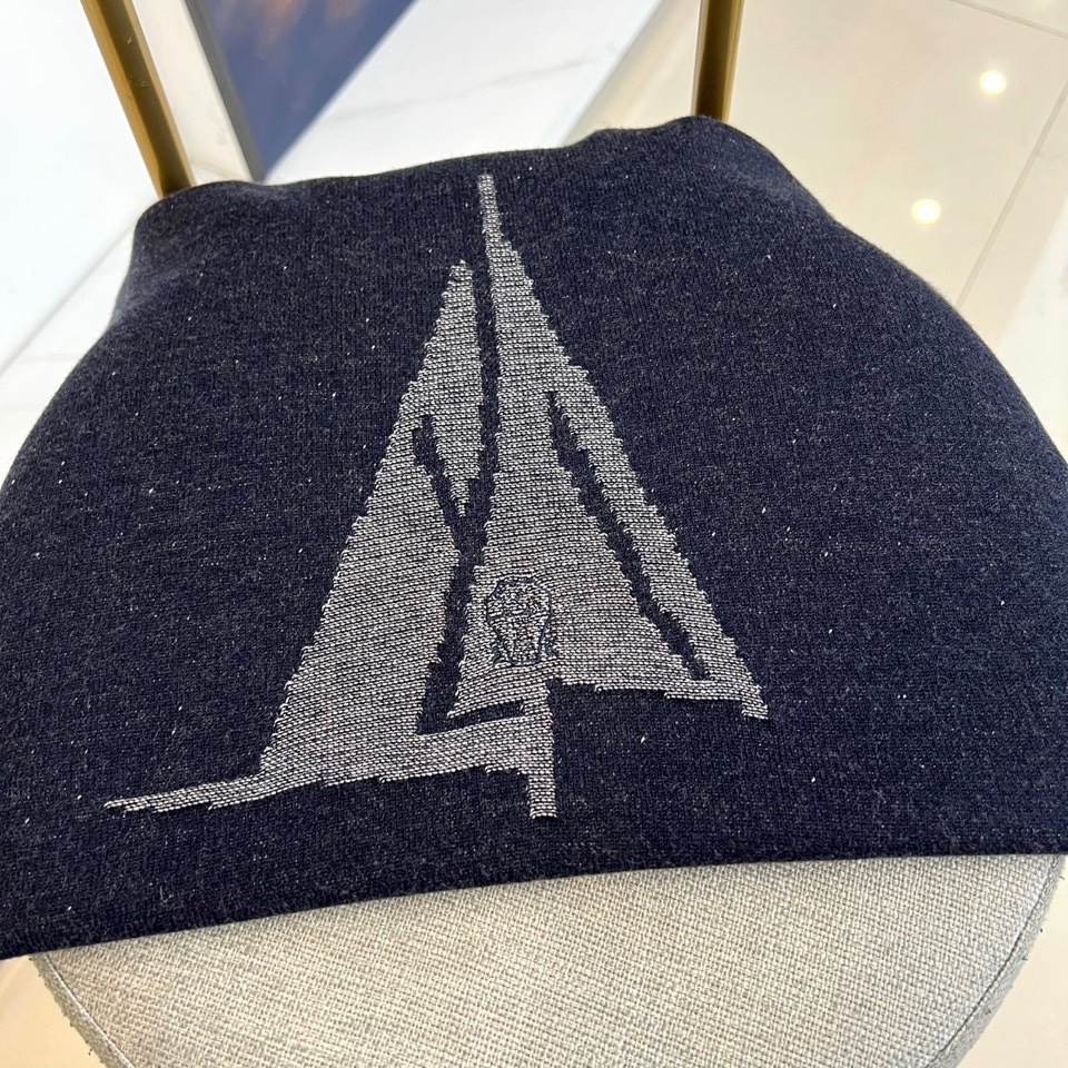 Brunello Cucinelli-BC、2025秋冬新品时尚拼色毛衣，这款深棕色圆领毛衣采用宽松版型