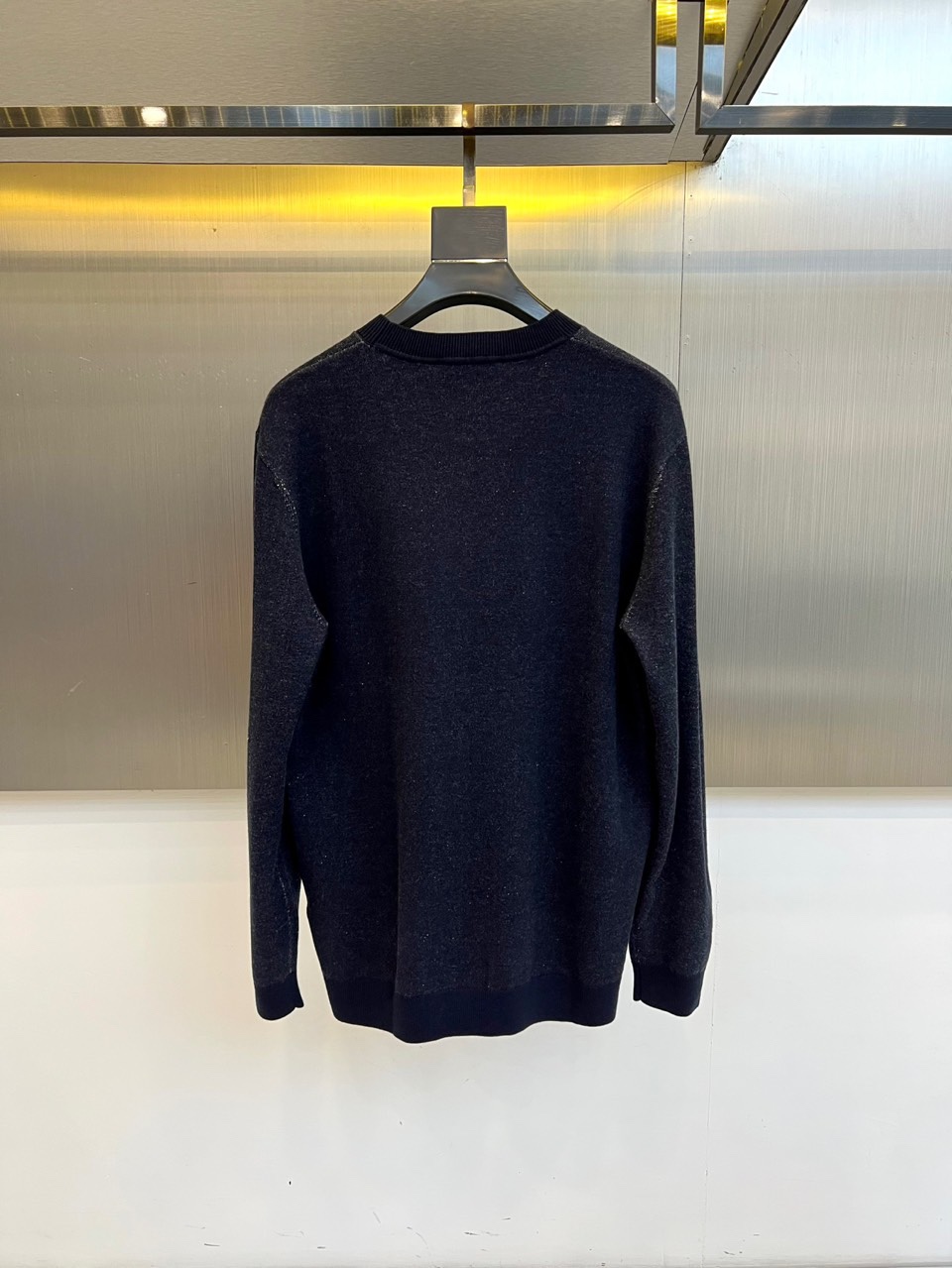 Brunello Cucinelli-BC、2025秋冬新品时尚拼色毛衣，这款深棕色圆领毛衣采用宽松版型