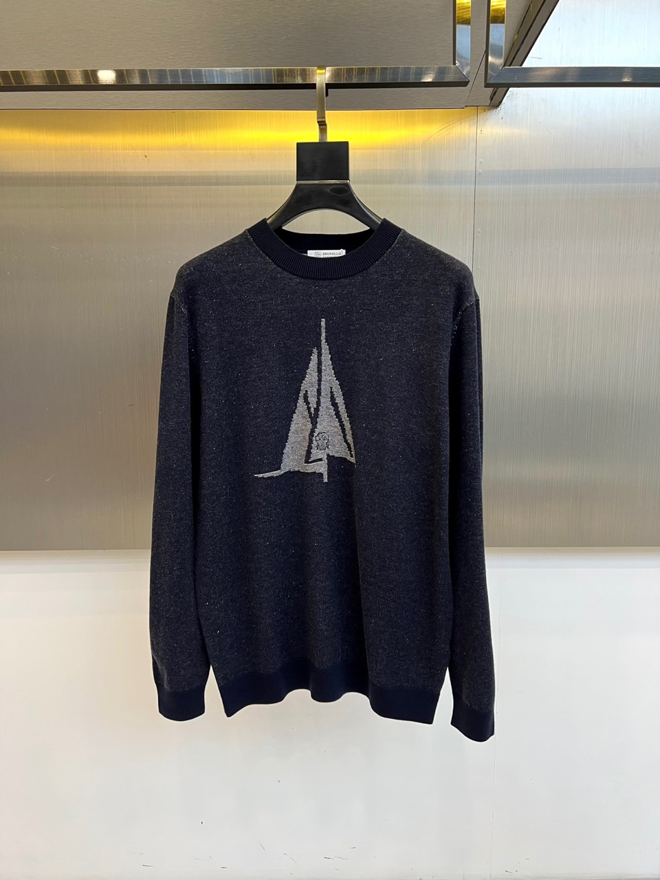 Brunello Cucinelli-BC、2025秋冬新品时尚拼色毛衣，这款深棕色圆领毛衣采用宽松版型