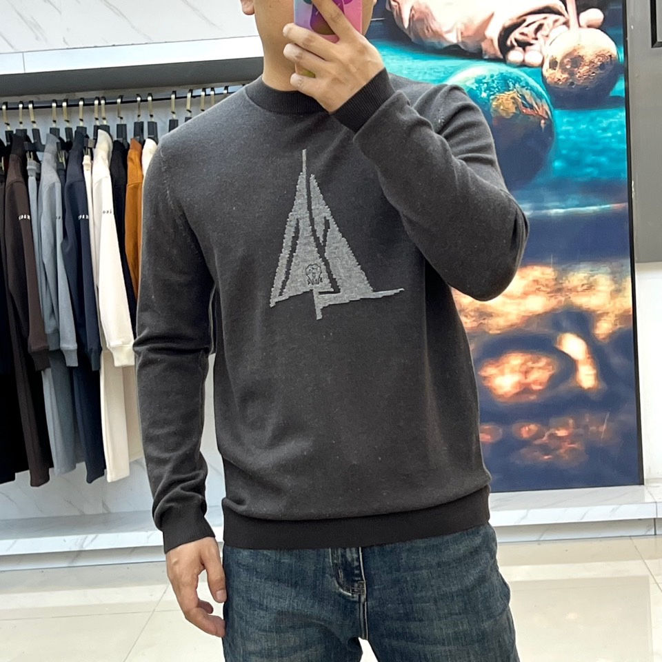 Brunello Cucinelli-BC、2025秋冬新品时尚拼色毛衣，这款深棕色圆领毛衣采用宽松版型