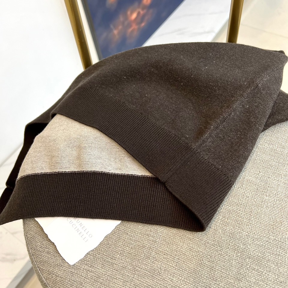 Brunello Cucinelli-BC、2025秋冬新品时尚拼色毛衣，这款深棕色圆领毛衣采用宽松版型