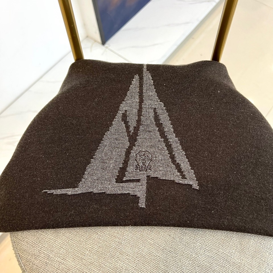 Brunello Cucinelli-BC、2025秋冬新品时尚拼色毛衣，这款深棕色圆领毛衣采用宽松版型