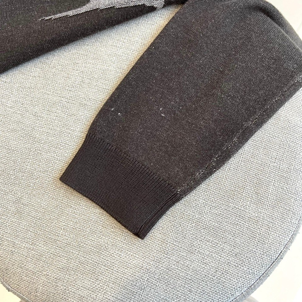 Brunello Cucinelli-BC、2025秋冬新品时尚拼色毛衣，这款深棕色圆领毛衣采用宽松版型