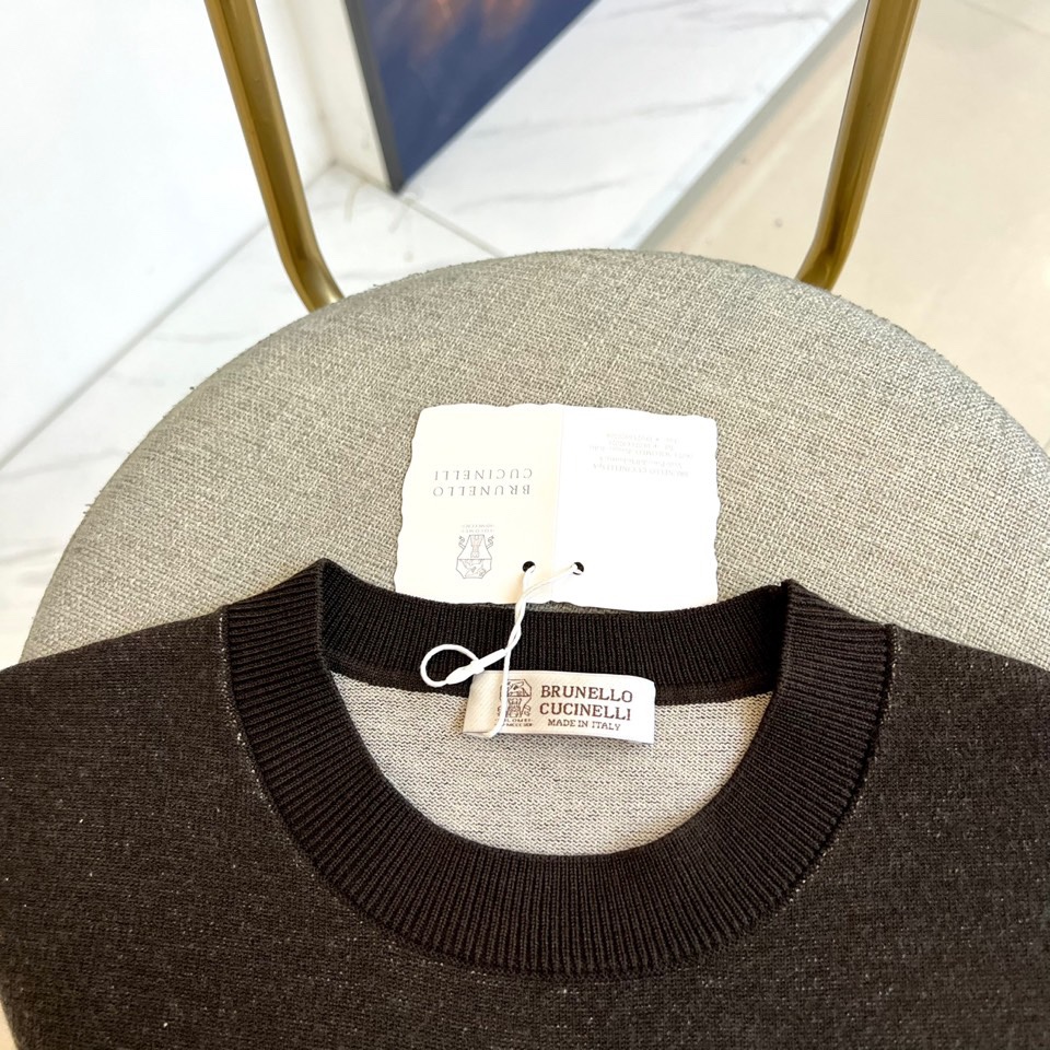 Brunello Cucinelli-BC、2025秋冬新品时尚拼色毛衣，这款深棕色圆领毛衣采用宽松版型