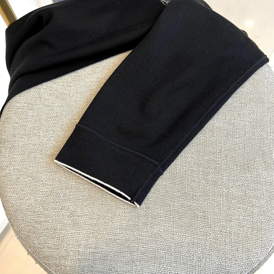 Brunello Cucinelli 、2025秋冬新品男士长袖上衣，以意大利顶级工艺诠释低调奢华的日常