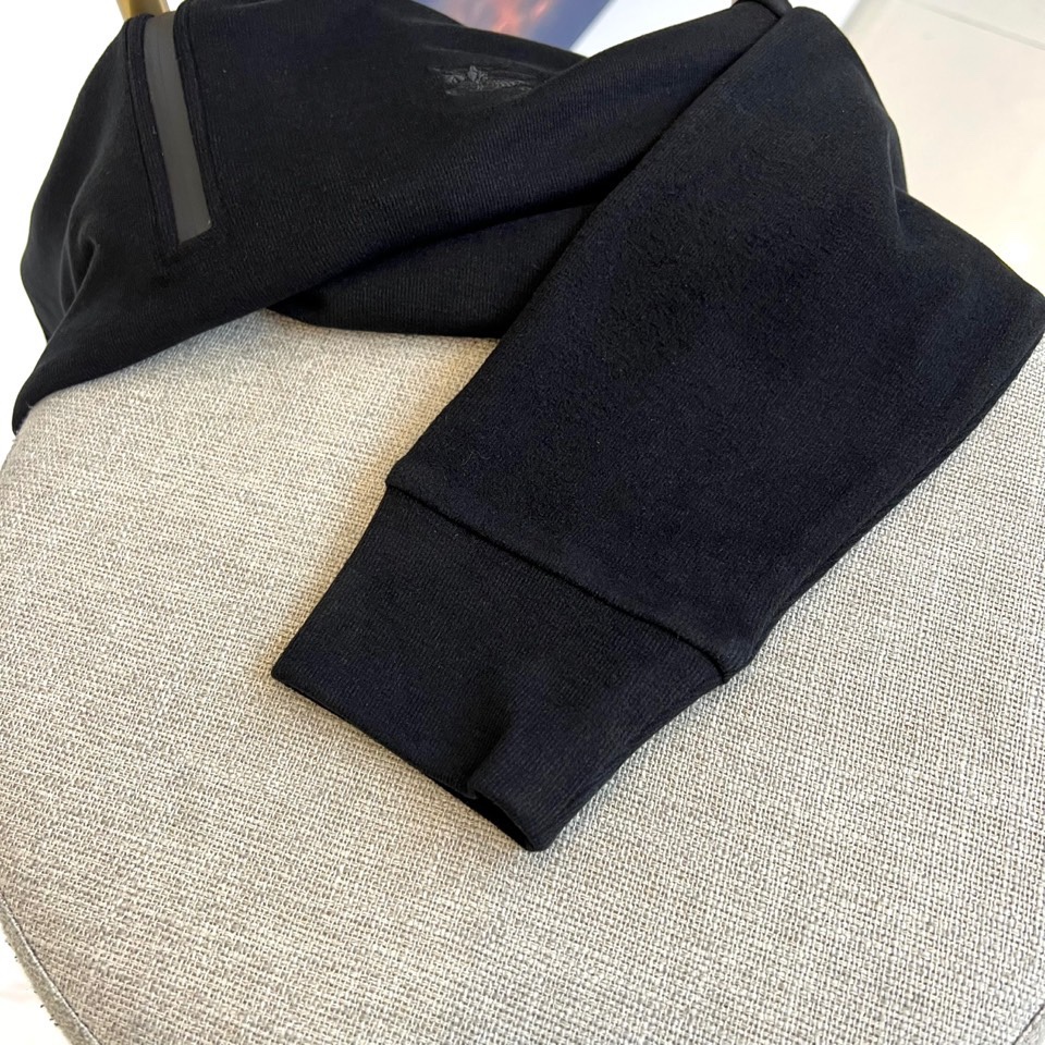 Bur巴宝莉、2025秋冬新款男士半拉链高领上衣以温暖棕色演绎英伦优雅。经典半拉链设计兼具实用性与现代感