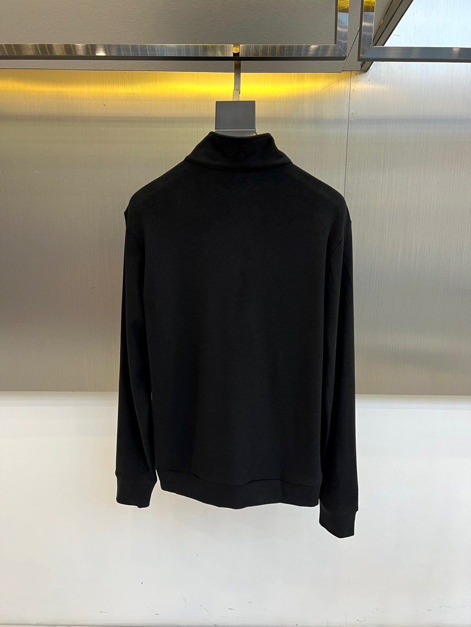 Bur巴宝莉、2025秋冬新款男士半拉链高领上衣以温暖棕色演绎英伦优雅。经典半拉链设计兼具实用性与现代感