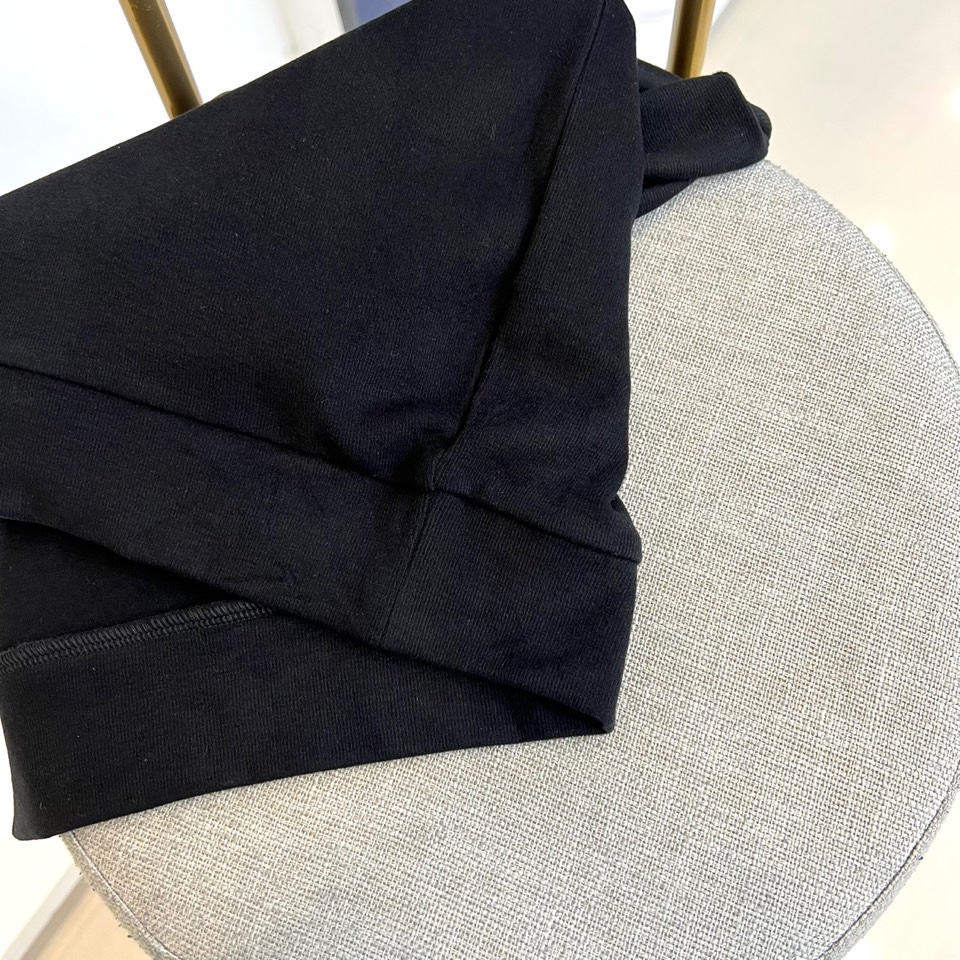 Bur巴宝莉、2025秋冬新款男士半拉链高领上衣以温暖棕色演绎英伦优雅。经典半拉链设计兼具实用性与现代感